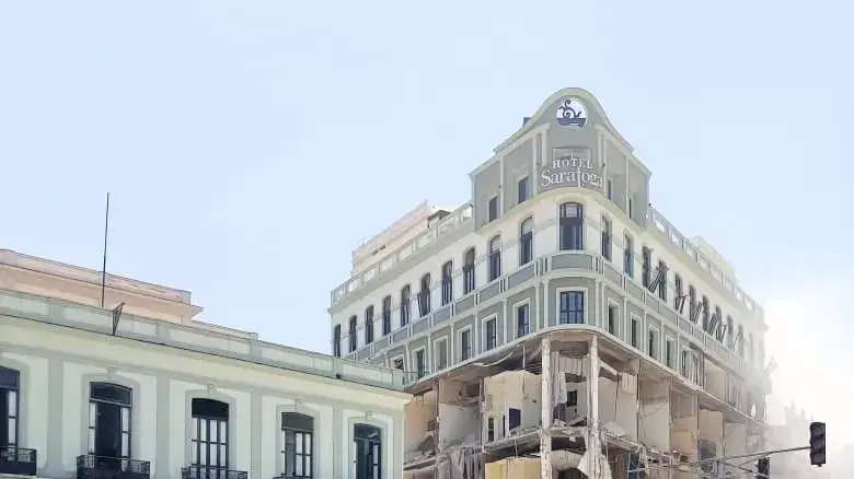 נשיא קובה מיגל דיאז קאנל בזירת הפיצוץ בבית המלון סרטוגה בהוואנה, קובה, 6 במאי 2022 נשיא קובה מיגל דיאז קאנל בזירת הפיצוץ בבית המלון סרטוגה בהוואנה, קובה, 6 במאי 2022