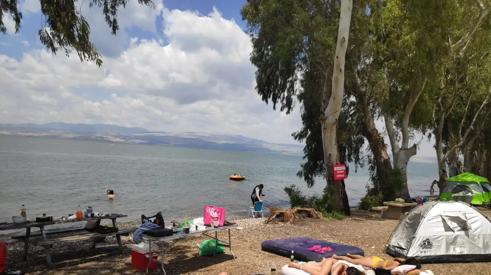 נופשים בחוף גופרה בכנרת, 7 במאי 2022 נופשים בחוף גופרה בכנרת, 7 במאי 2022