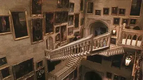 המדרגות הזזות במעונות הוגוורטס - מתוך הסרט הארי פוטר ואבן החכמים המדרגות הזזות במעונות הוגוורטס - מתוך הסרט הארי פוטר ואבן החכמים
