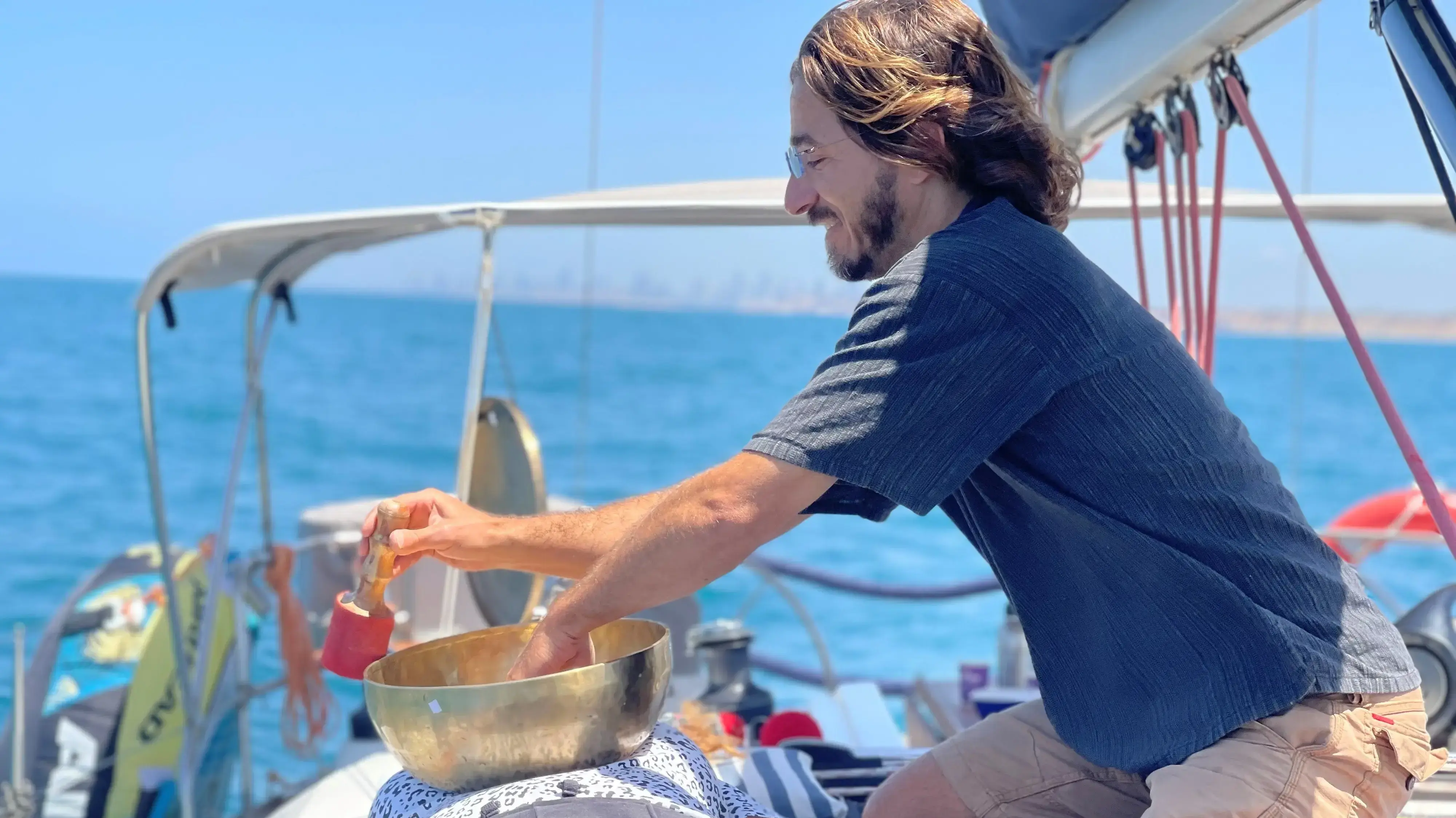 הקערות למעשה משמיעות מספר תדרים שמרגיעים את הגוף הקערות למעשה משמיעות מספר תדרים שמרגיעים את הגוף