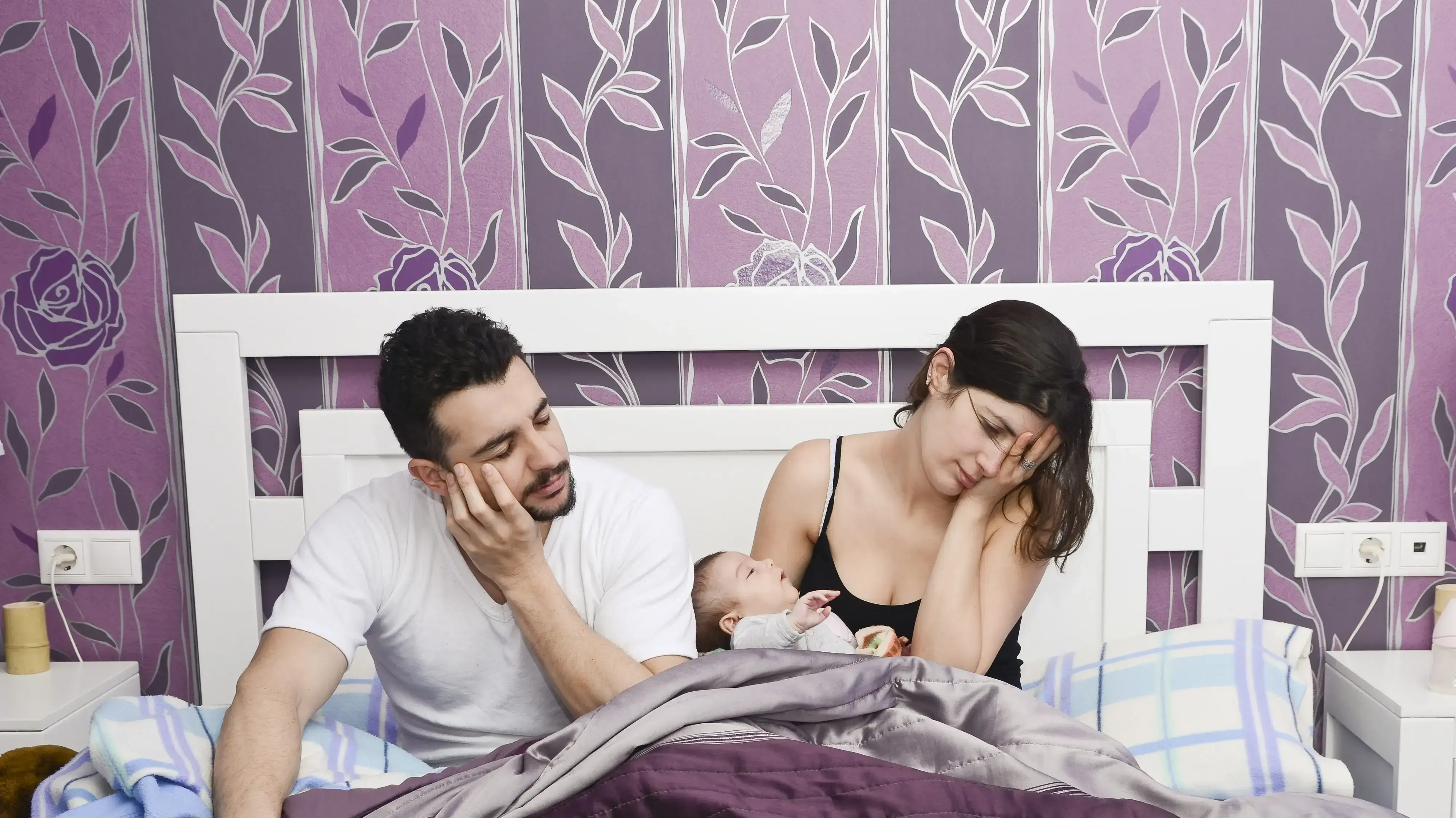 הורים עייפים עם תינוק הורים עייפים עם תינוק