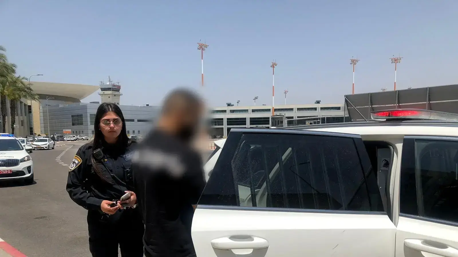 מעצר חתן בנתב"ג בחשד שסיפק אקדח לחבריו שירו באמצעותו במהלך טקס החתונה
מעצר חתן בנתב"ג בחשד שסיפק אקדח לחבריו שירו באמצעותו במהלך טקס החתונה