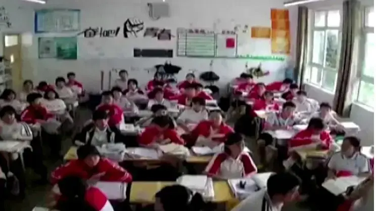 ילדים בכתה ברגע של רעידת אדמה בסצ'ואן, סין ילדים בכתה ברגע של רעידת אדמה בסצ'ואן, סין