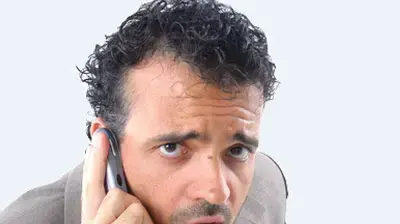 בחור מודאג מדבר בסלולרי בחור מודאג מדבר בסלולרי