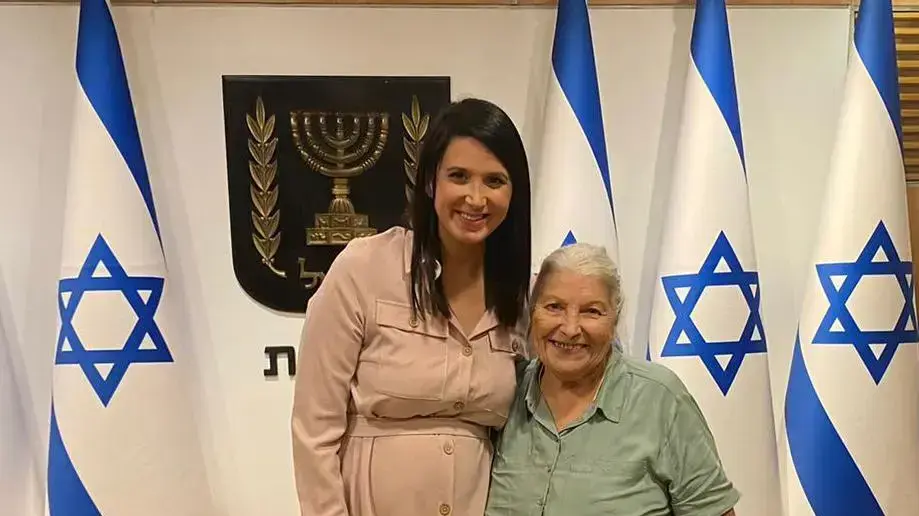 שירלי פינטו עם סבתה שירלי פינטו עם סבתה