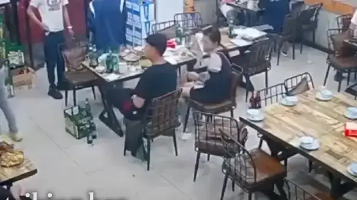 גברים תקפו אישה במסעדה טאנגשאן בצפון סין, 10 ביוני 2020