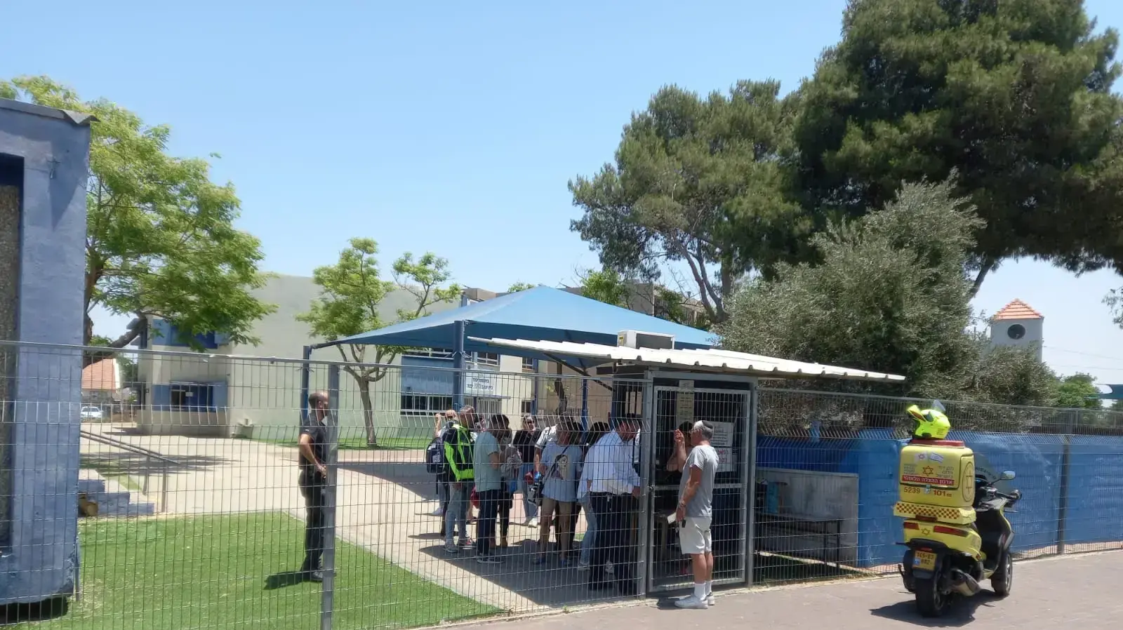 אלמוני חטף נשק ממאבטח בית ספר ביבנה אלמוני חטף נשק ממאבטח בית ספר ביבנה