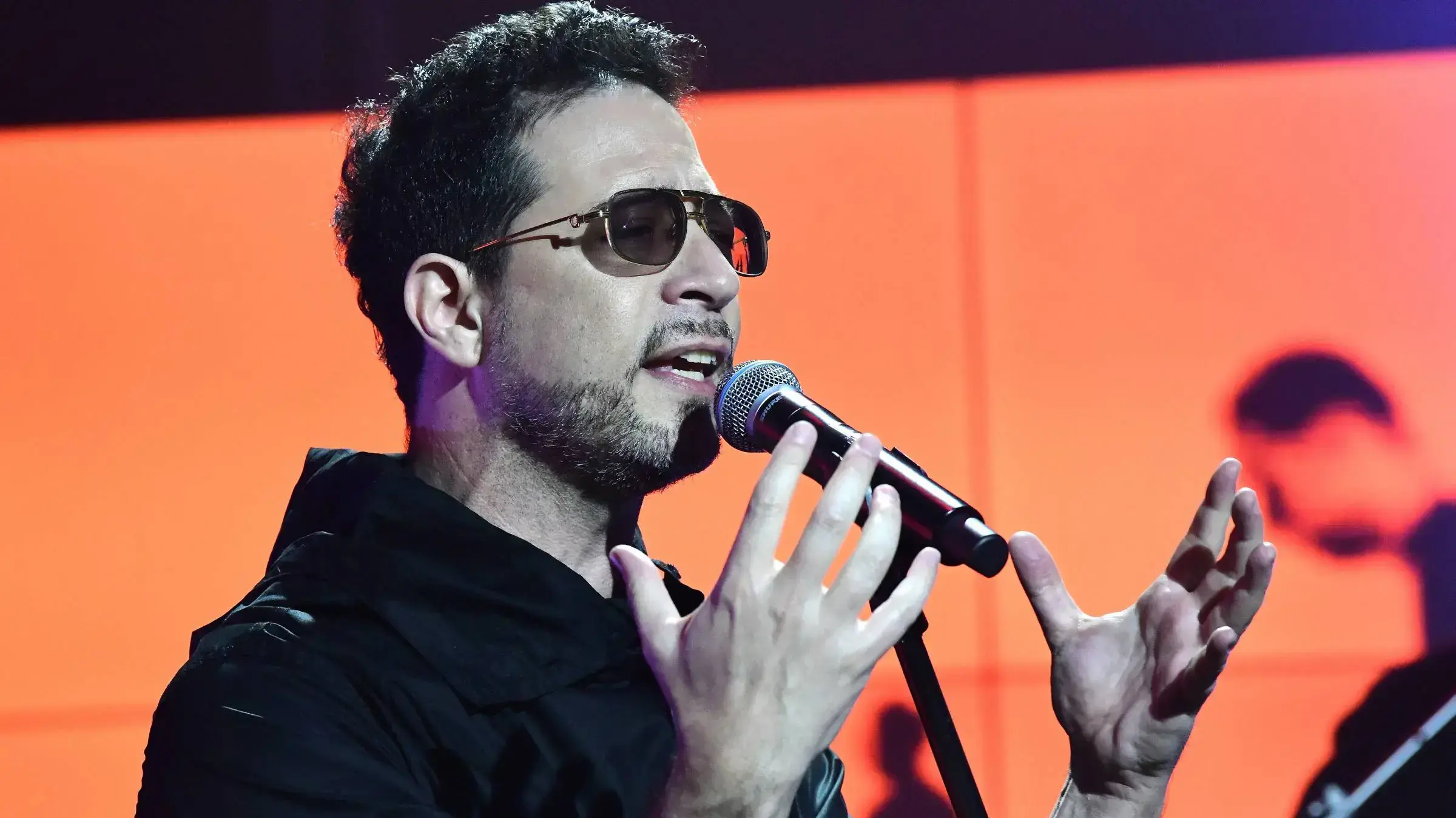 מבסוטים עד הגג. ג'ירפות בהופעה מבסוטים עד הגג. ג'ירפות בהופעה