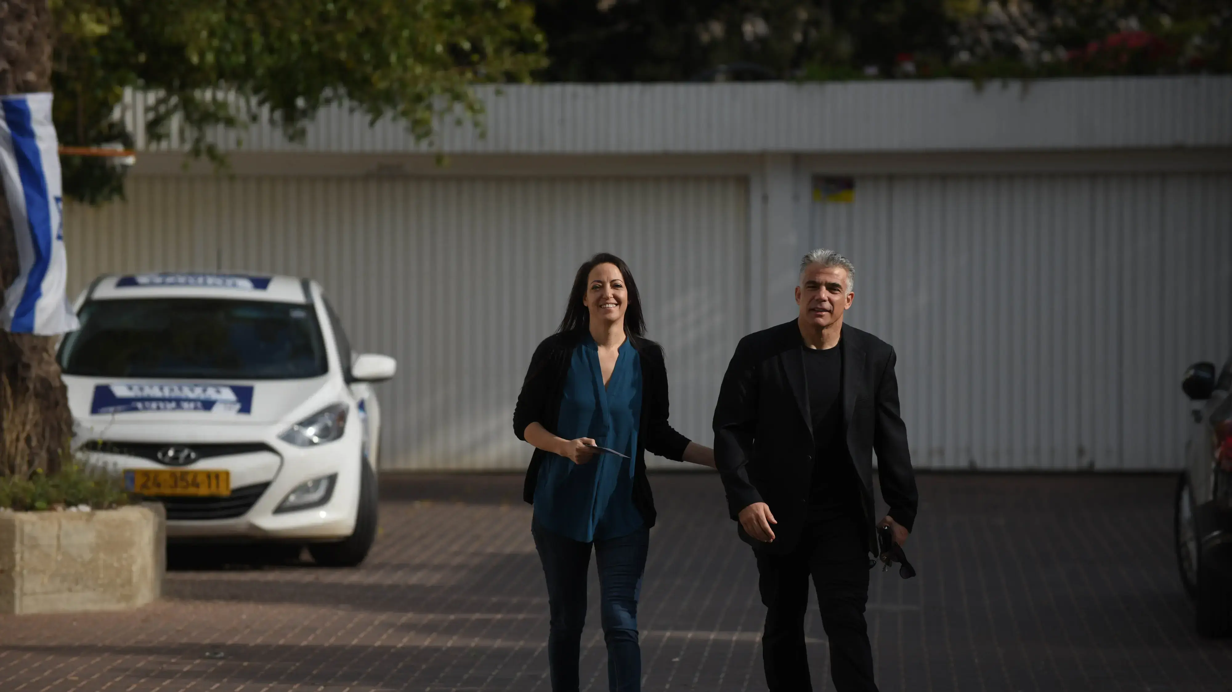יאיר וליהיא לפיד מחוץ לביתם יאיר וליהיא לפיד מחוץ לביתם