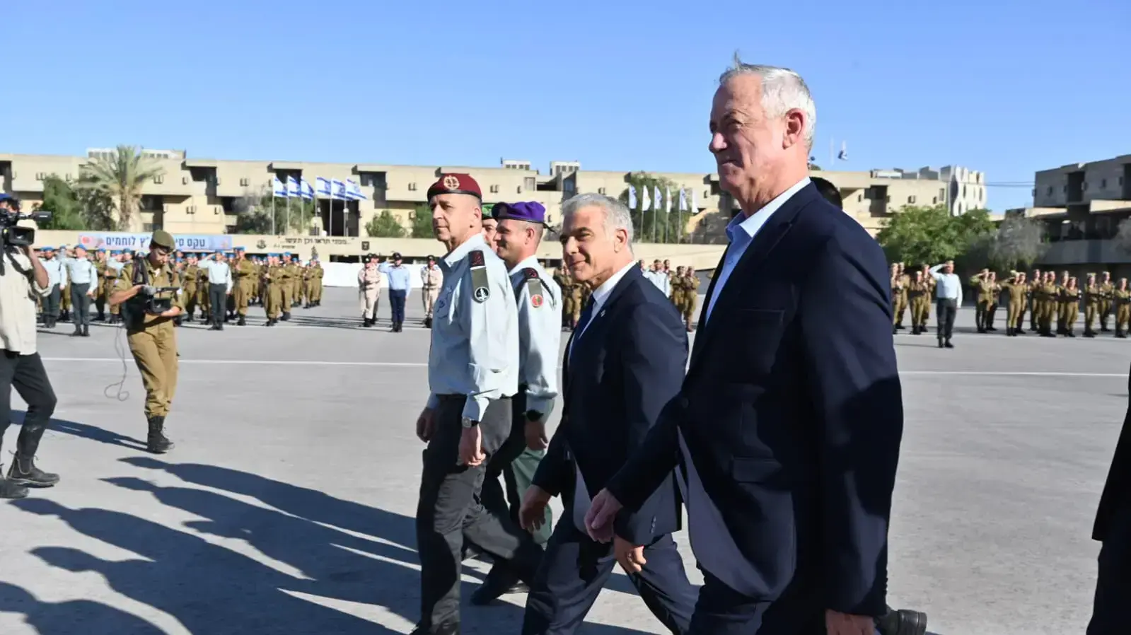 רה"מ יאיר לפיד, שר הביטחון בני גנץ והרמטכ"ל אביב כוכבי בטקס סיום קורס קצינים קרביים, מצפה רמון, 7 ביולי 2022 רה"מ יאיר לפיד, שר הביטחון בני גנץ והרמטכ"ל אביב כוכבי בטקס סיום קורס קצינים קרביים, מצפה רמון, 7 ביולי 2022