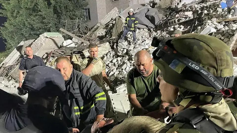 בניין מגורים קרס בעיר צ'אסוב יאר, באוקראינה, בעקבות פגיעת טילים רוסיים בניין מגורים קרס בעיר צ'אסוב יאר, באוקראינה, בעקבות פגיעת טילים רוסיים