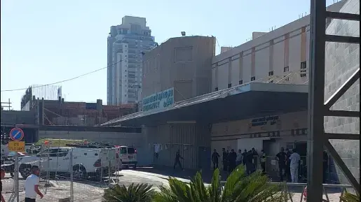 ארבעה בני אדם נפצעו בקטטה בשגב שלום בנגב, אחד מהם נהרג זמן קצר לאחר מכן. הכניסה לבית החולים סורוקה לאחר הקטטה. 12 ביולי 2022 ארבעה בני אדם נפצעו בקטטה בשגב שלום בנגב, אחד מהם נהרג זמן קצר לאחר מכן. הכניסה לבית החולים סורוקה לאחר הקטטה. 12 ביולי 2022