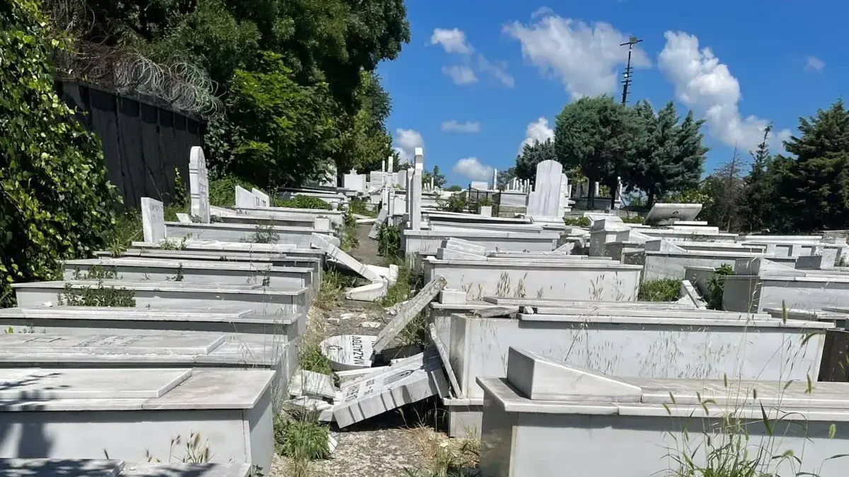 עשרות מצבות נמצאו שבורות בבית העלמין היהודי באיסטנבול, 15 ביולי 2022 עשרות מצבות נמצאו שבורות בבית העלמין היהודי באיסטנבול, 15 ביולי 2022