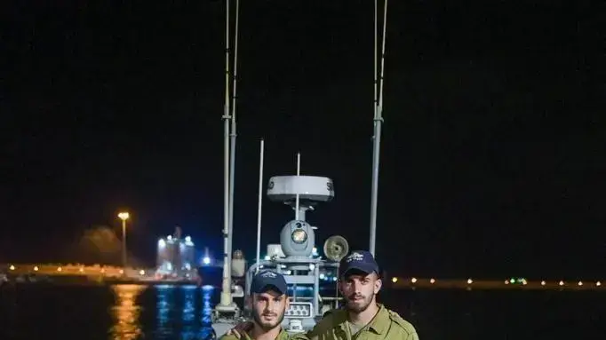 הצוות שחילץ את האבא והבנים שנסחפו עם סירה באשדוד 20 ביולי 2022
הצוות שחילץ את האבא והבנים שנסחפו עם סירה באשדוד 20 ביולי 2022