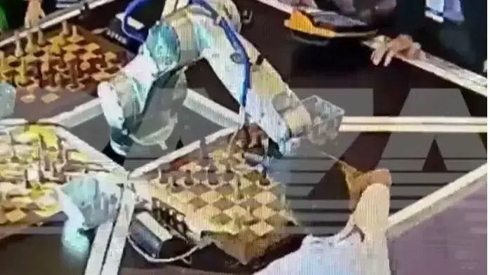 רובוט שבר את האצבע של בן שבע בתחרות שחמט במוסקבה, 19 ביולי 2022 רובוט שבר את האצבע של בן שבע בתחרות שחמט במוסקבה, 19 ביולי 2022