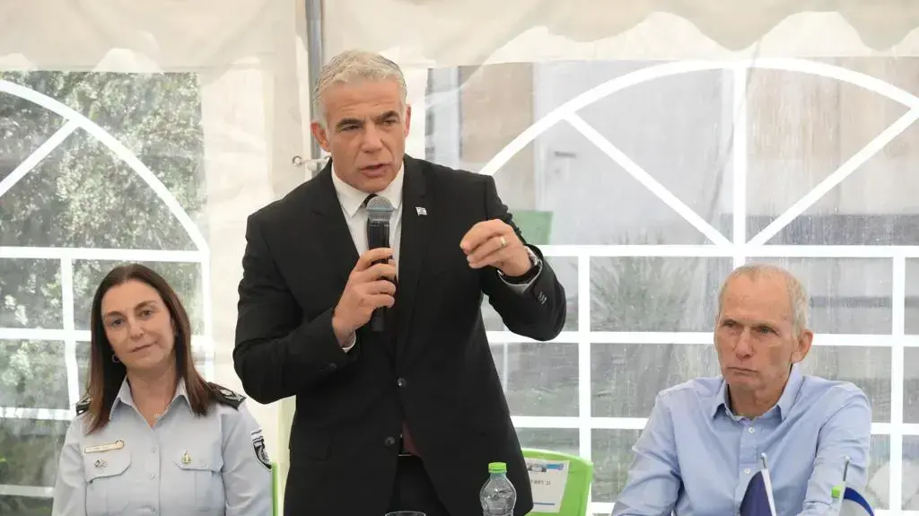ראש הממשלה איר לפיד ביקר בכלא הביטחוני 'עופר', בליווי השר לביטחון הפנים עמר בר-לב, סגן שר הבט"פ יואב סגלוביץ, יו"ר הוועדה לביטחון פנים ח"כ מירב בן ארי ונציבת בתי הסוהר רב-גונדר קטי פרי, 2 באוגוסט 2022 ראש הממשלה איר לפיד ביקר בכלא הביטחוני 'עופר', בליווי השר לביטחון הפנים עמר בר-לב, סגן שר הבט"פ יואב סגלוביץ, יו"ר הוועדה לביטחון פנים ח"כ מירב בן ארי ונציבת בתי הסוהר רב-גונדר קטי פרי, 2 באוגוסט 2022