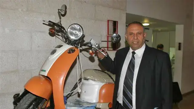 השר מג'אדלה בוחן אופנוע אקולוגי השר מג'אדלה בוחן אופנוע אקולוגי