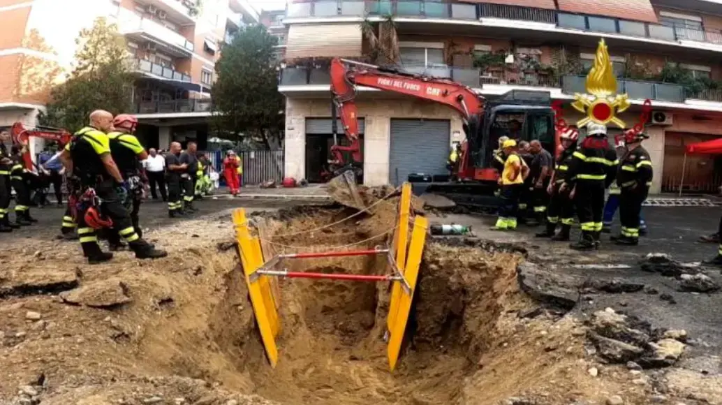 גבר שנלכד במנהרה שקרסה הואשם בחפירתה כדי לבצע שוד בנק ברומא גבר שנלכד במנהרה שקרסה הואשם בחפירתה כדי לבצע שוד בנק ברומא