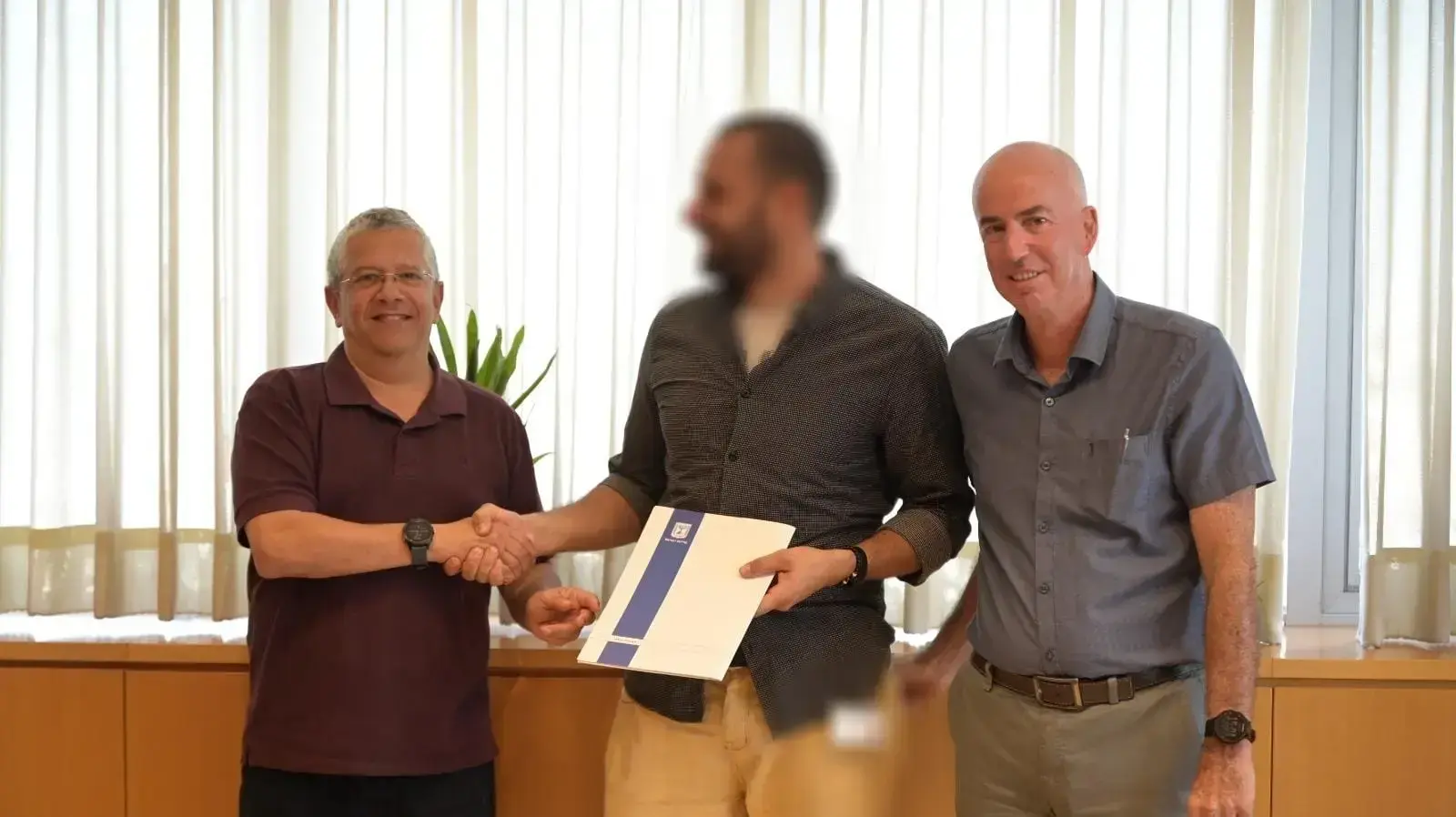 מנכ״ל משרד הביטחון, אלוף (מיל׳) אמיר אשל וראש רשות המעברים, ארז צידון מעניקים תעודות הוקרה למאבטחים 24 באוגוסט 2022
מנכ״ל משרד הביטחון, אלוף (מיל׳) אמיר אשל וראש רשות המעברים, ארז צידון מעניקים תעודות הוקרה למאבטחים 24 באוגוסט 2022