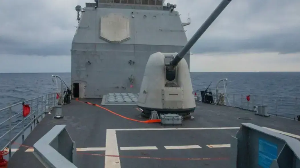 ספינת מלחמה אמריקנית USS Antietam (CG 54), במצר טייוואן
ספינת מלחמה אמריקנית USS Antietam (CG 54), במצר טייוואן