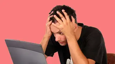 סטודנט בלחץ לומד מול מחשב סטודנט בלחץ לומד מול מחשב