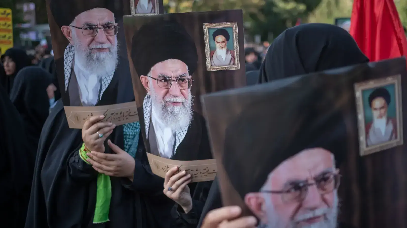 נשים מחזיקות דיוקן של המנהיג העליון של איראן האייתוללה עלי חמינאי בהפגנה במרכז טהראן, 9 באוגוסט 2022 נשים מחזיקות דיוקן של המנהיג העליון של איראן האייתוללה עלי חמינאי בהפגנה במרכז טהראן, 9 באוגוסט 2022