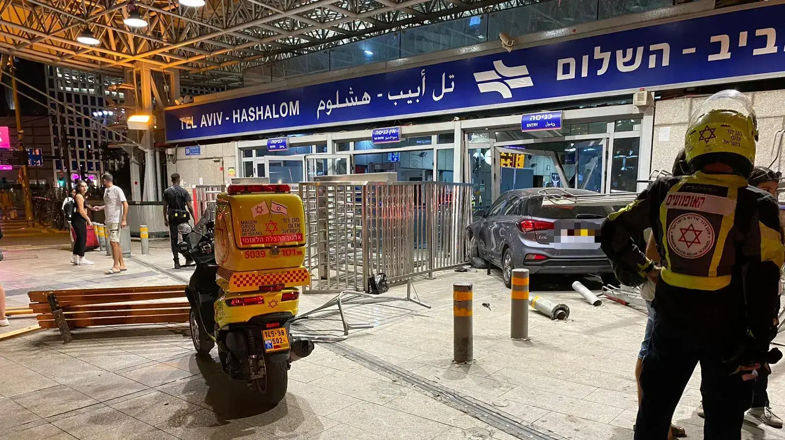מכונית שהתנגשה בכניסה לתחנת רכבת תל אביב השלום מכונית שהתנגשה בכניסה לתחנת רכבת תל אביב השלום