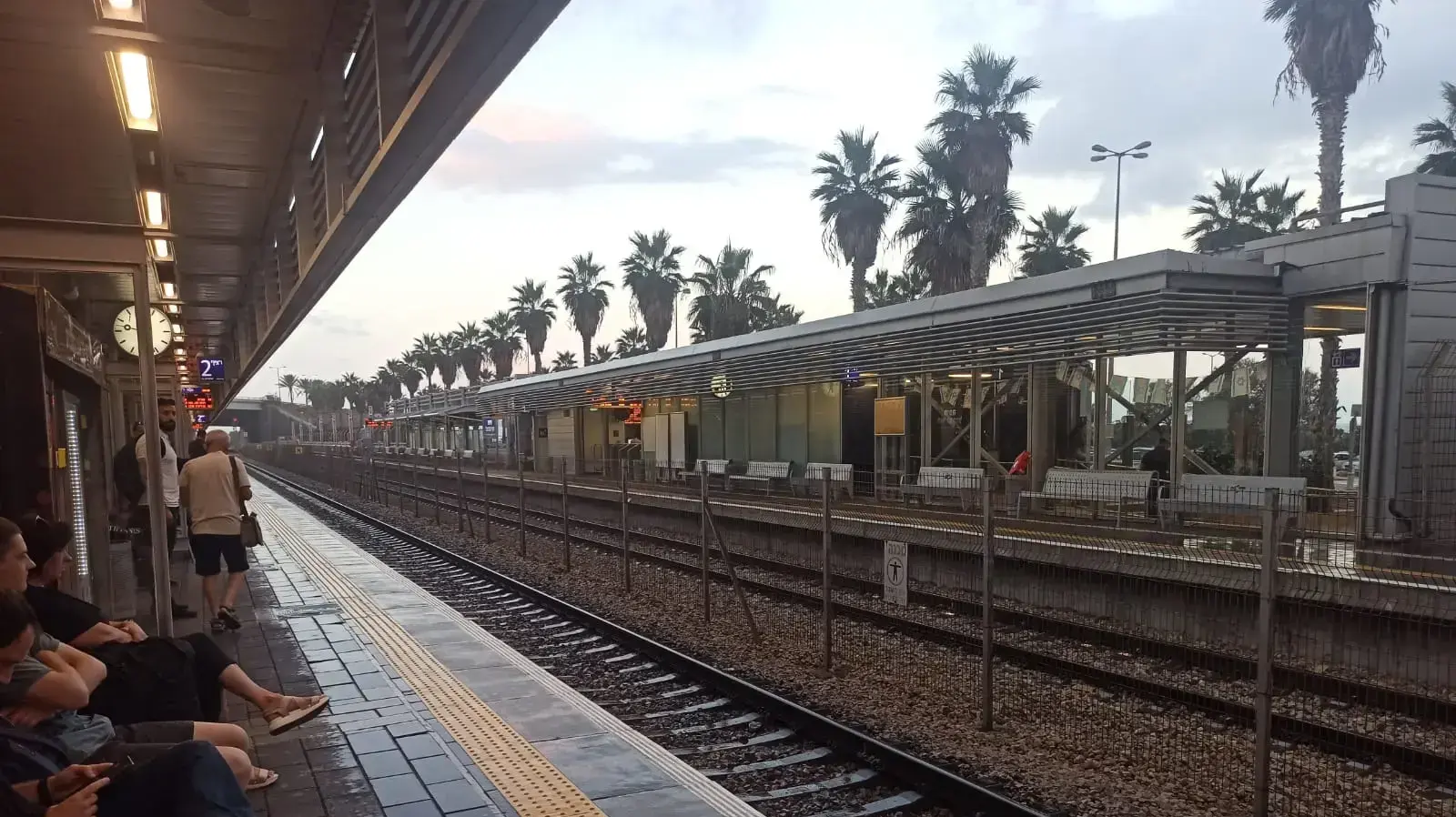 גשם בתחנת הרכבת חיפה חוף הכרמל, 7 בספטמבר 2022 גשם בתחנת הרכבת חיפה חוף הכרמל, 7 בספטמבר 2022