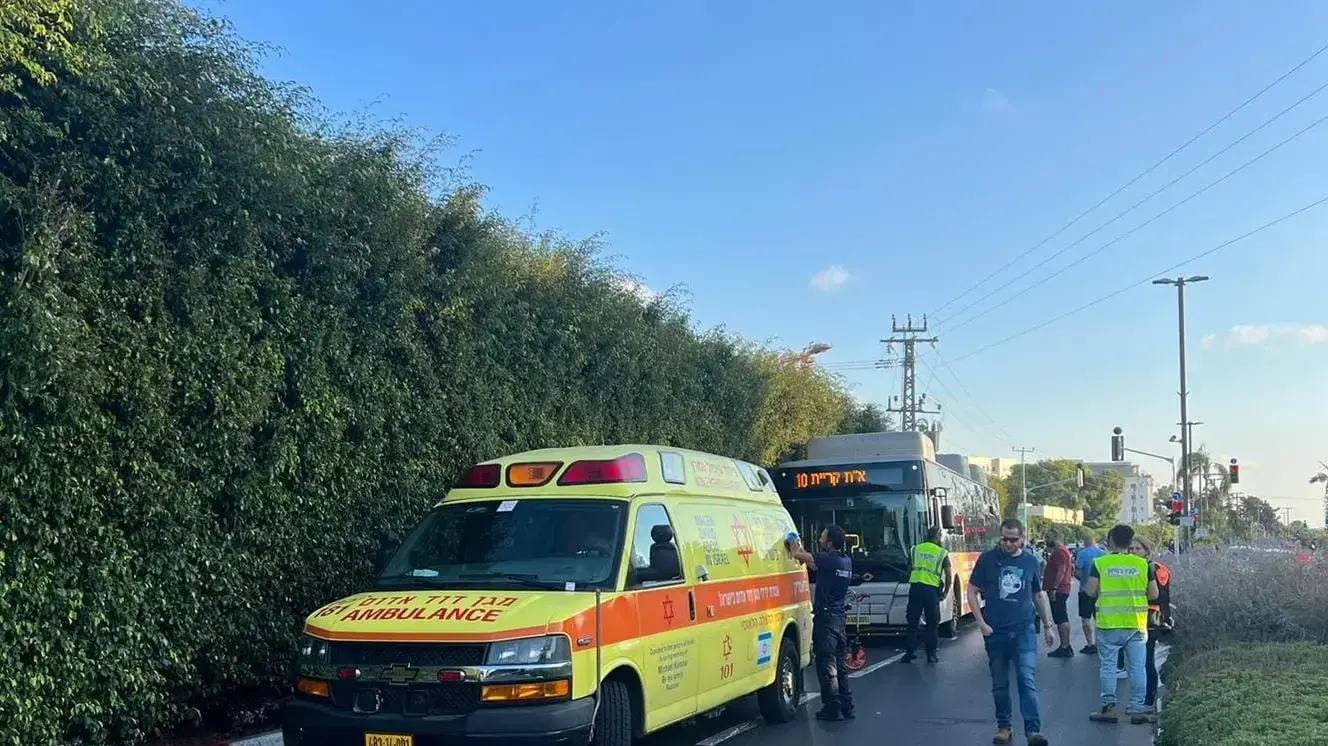 בת 61 נהרגה לאחר שנכלאה תחת אוטובוס ברעננה. 20 בספטמבר 2022 בת 61 נהרגה לאחר שנכלאה תחת אוטובוס ברעננה. 20 בספטמבר 2022