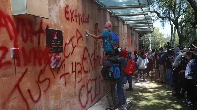 מפגינים במקסיקו מרססים על שגרירות ישראל, במסגרת הדרישה שלהם שישראל תסגיר אדם המעורב בהיעלמות 43 הסטודנטים ב-2014 מפגינים במקסיקו מרססים על שגרירות ישראל, במסגרת הדרישה שלהם שישראל תסגיר אדם המעורב בהיעלמות 43 הסטודנטים ב-2014