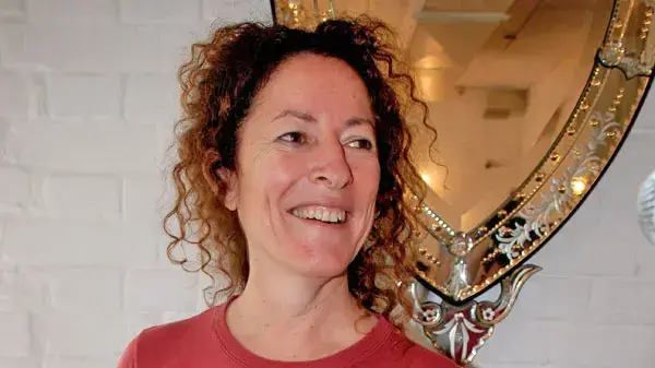 יהודית רביץ מקבלת זהב על "עיר קטנה" יהודית רביץ מקבלת זהב על "עיר קטנה"