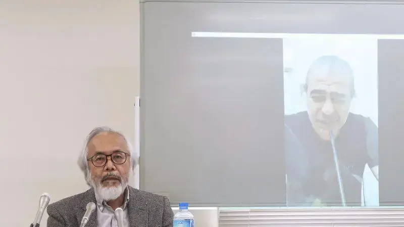 עורך הדין טקאשי טקאנו המייצג את הישראלי אמנון-חנוך טננבוים, שנאשם בהברחת סמים ליפן, במסיבת העיתונאים במדינה בעקבות מותו של טננבוים בכלאו. על המסך: אמנון-חנוך טננבוים. אוקטובר 2022 עורך הדין טקאשי טקאנו המייצג את הישראלי אמנון-חנוך טננבוים, שנאשם בהברחת סמים ליפן, במסיבת העיתונאים במדינה בעקבות מותו של טננבוים בכלאו. על המסך: אמנון-חנוך טננבוים. אוקטובר 2022