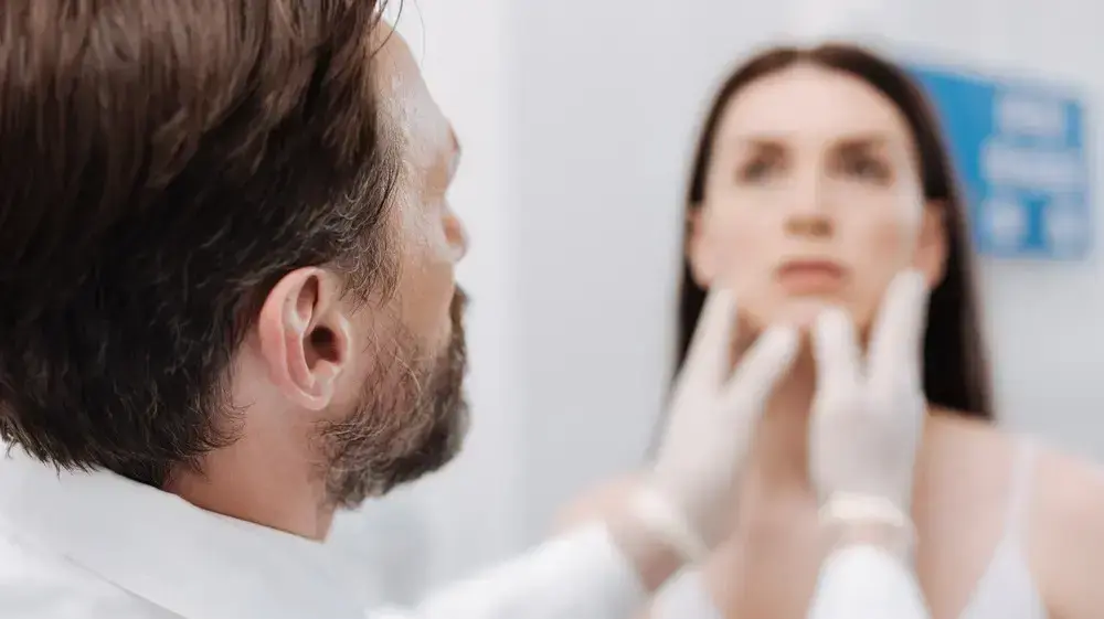 רופא פלסטי עם מטופלת לפני ניתוח פלסטי רופא פלסטי עם מטופלת לפני ניתוח פלסטי