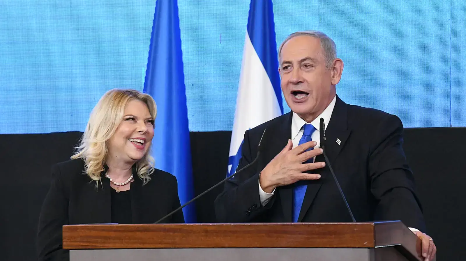 יו"ר הליכוד, בנימין נתניהו במהלך נואמו במטה מפלגתו לאחר תוצאות המדגם 2 בנובמבר 2022 יו"ר הליכוד, בנימין נתניהו במהלך נואמו במטה מפלגתו לאחר תוצאות המדגם 2 בנובמבר 2022
