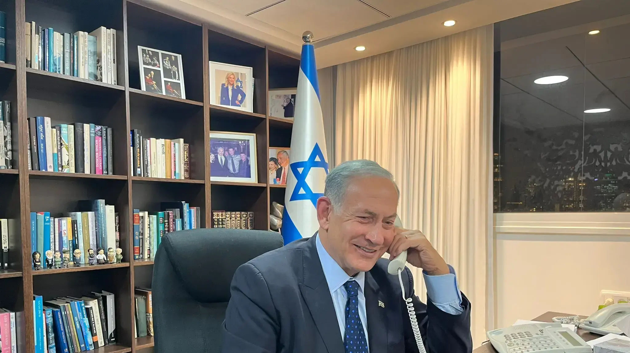בנימין נתניהו בזמן שיחתו עם נשיא ארצות הברית ג'ו ביידן. 7 בנובמבר 2022 בנימין נתניהו בזמן שיחתו עם נשיא ארצות הברית ג'ו ביידן. 7 בנובמבר 2022