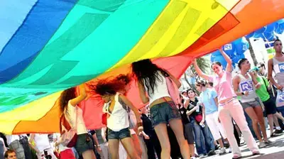 נערות רוקדות במצעד הגאווה בתל אביב 2007 נערות רוקדות במצעד הגאווה בתל אביב 2007