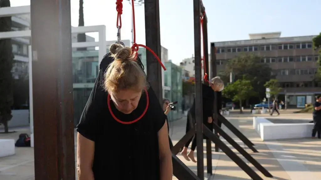 מיצג לרגל חודש מניעת אלימות נגד נשים 'מה החבל על הצוואר שלך?, כיכר הבימה, 13 בנובמבר 2022 מיצג לרגל חודש מניעת אלימות נגד נשים 'מה החבל על הצוואר שלך?, כיכר הבימה, 13 בנובמבר 2022