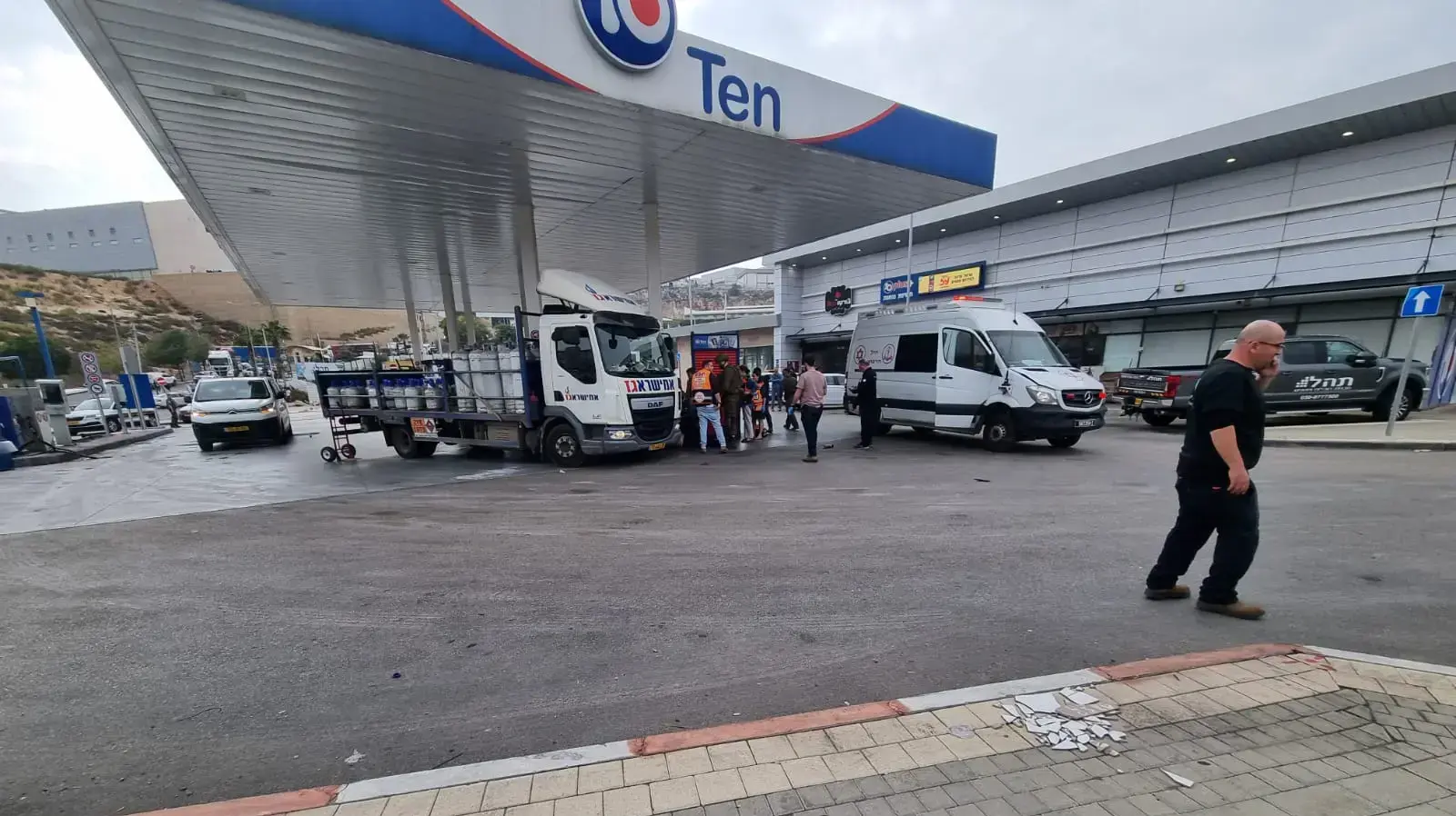 3 פצועים בפיגוע דקירה באריאל, מחבל אחד נוטרל 15 בנובמבר 2022 3 פצועים בפיגוע דקירה באריאל, מחבל אחד נוטרל 15 בנובמבר 2022