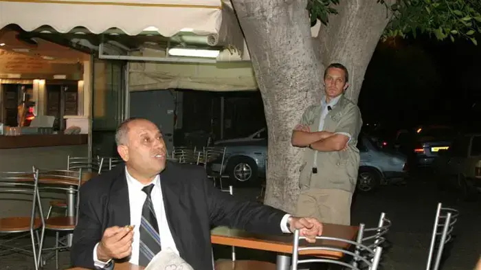 השר ראלב מג'אדלה בפפראצי קוליפורמי השר ראלב מג'אדלה בפפראצי קוליפורמי