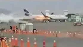 מטוס עולה באש אחרי שדרס כבאית בלימה שבפרו, שדה תעופה, פרו, לימה מטוס עולה באש אחרי שדרס כבאית בלימה שבפרו, שדה תעופה, פרו, לימה