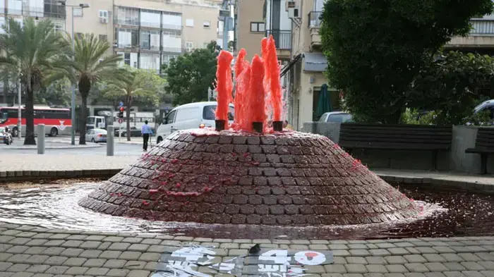 המזרקה במסריק נצבע באדום דם המזרקה במסריק נצבע באדום דם
