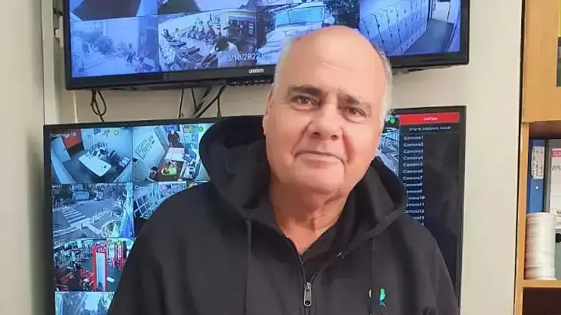 שלמה הרשקוביץ, השומר האהוב בכניסה לקאנטרי של דניה, שחי בגפו ומת לבד. נובמבר 2022 שלמה הרשקוביץ, השומר האהוב בכניסה לקאנטרי של דניה, שחי בגפו ומת לבד. נובמבר 2022