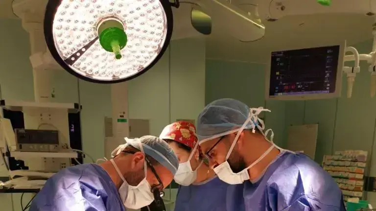 ד"ר אחמד מחאג'נה, רופא בבית החולים הדסה עין כרם, שהושעה מתפקידו בטענה שנתן ממתקים למחבל פלסטיני שאושפז בבית החולים. ד"ר אחמד מחאג'נה, רופא בבית החולים הדסה עין כרם, שהושעה מתפקידו בטענה שנתן ממתקים למחבל פלסטיני שאושפז בבית החולים.
