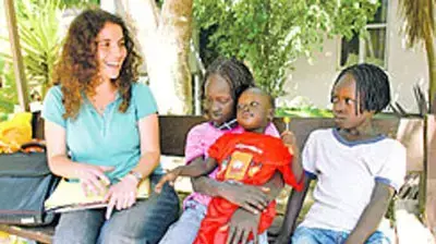 אלישבע מיליקובסקי, סטודנטית שמסייעת לפליטים, עם שלושה פליטים מסודן בבאר שבע. אלישבע מיליקובסקי, סטודנטית שמסייעת לפליטים, עם שלושה פליטים מסודן בבאר שבע.