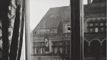 צילום היסטורי של מנורה בליל חנוכה בעיר קיל בגרמניה, 1931 כשממול דגל נאצי צילום היסטורי של מנורה בליל חנוכה בעיר קיל בגרמניה, 1931 כשממול דגל נאצי