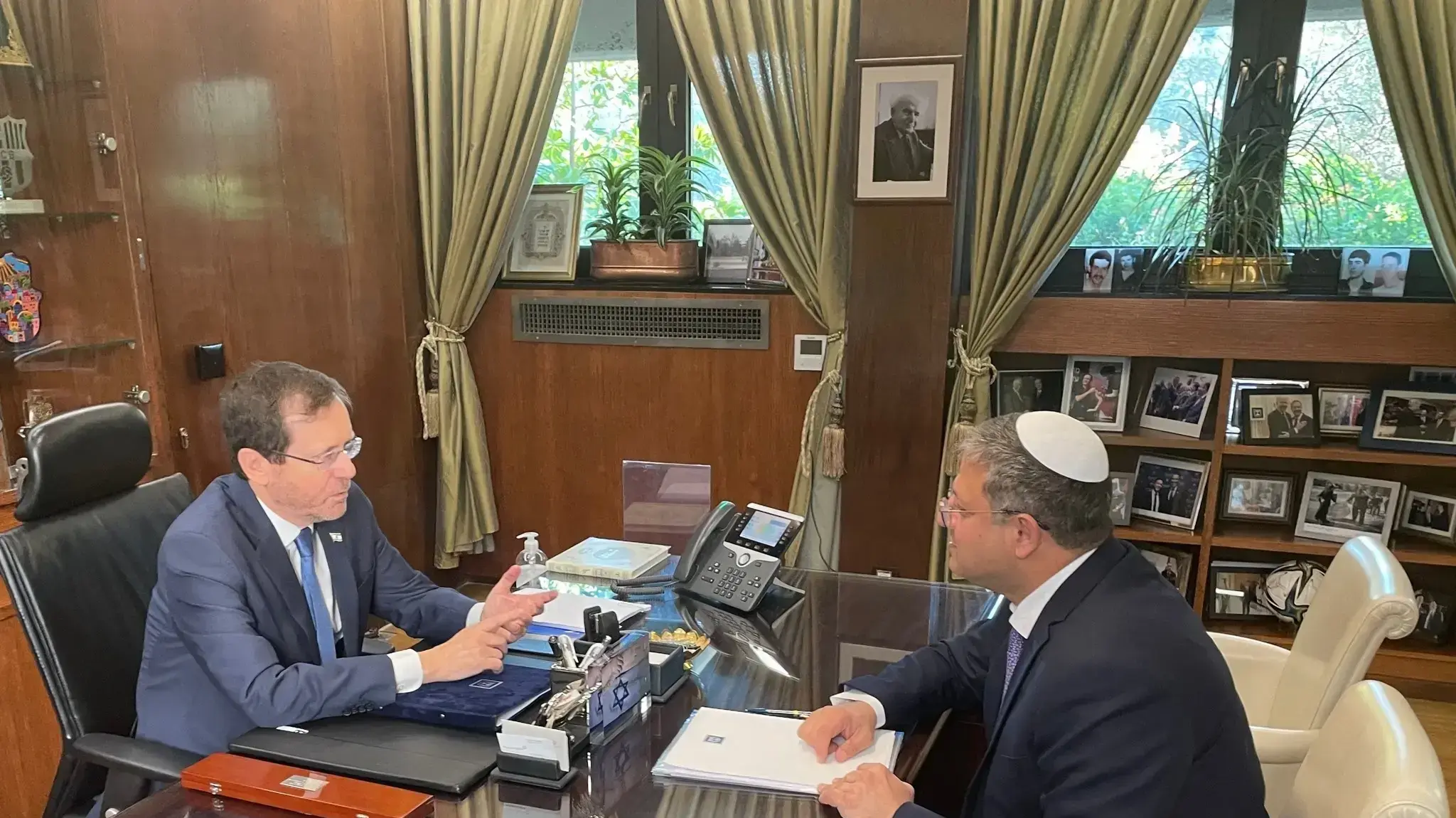 נשיא המדינה יצחק הרצוג נפגש עם יו"ר עוצמה יהודית איתמר בן גביר, 28 בדצמבר 2022 נשיא המדינה יצחק הרצוג נפגש עם יו"ר עוצמה יהודית איתמר בן גביר, 28 בדצמבר 2022