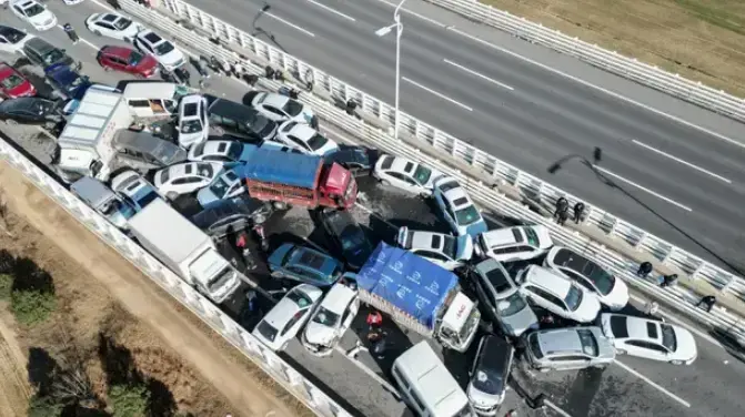 מאתיים כלי רכב היו מעורבים בתאונה על גשר בסין בשל ערפל מאתיים כלי רכב היו מעורבים בתאונה על גשר בסין בשל ערפל