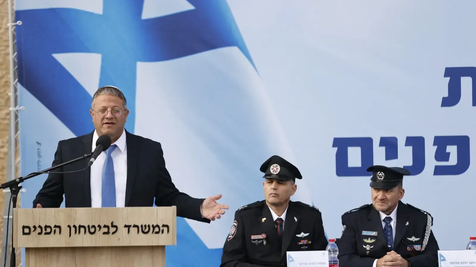 השר לביטחון לאומי איתמר בן גביר בטקס החילופים עם השר היוצא לביטחון הפנים עמר בר לב, 1 בינואר 2023 השר לביטחון לאומי איתמר בן גביר בטקס החילופים עם השר היוצא לביטחון הפנים עמר בר לב, 1 בינואר 2023