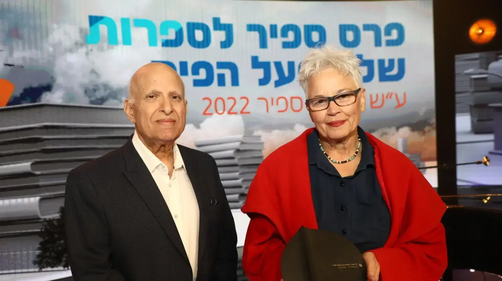 זוכה על "אחות לפליאדות". אורית אילן עם פרס ספיר לצד יו"ר מפעל הפיס אביגדור יצחקי זוכה על "אחות לפליאדות". אורית אילן עם פרס ספיר לצד יו"ר מפעל הפיס אביגדור יצחקי