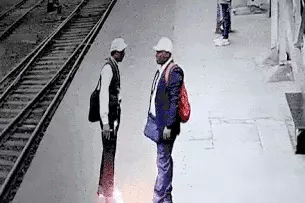 כבל חשמל נפל על כרטיסן ברכבת כבל חשמל נפל על כרטיסן ברכבת